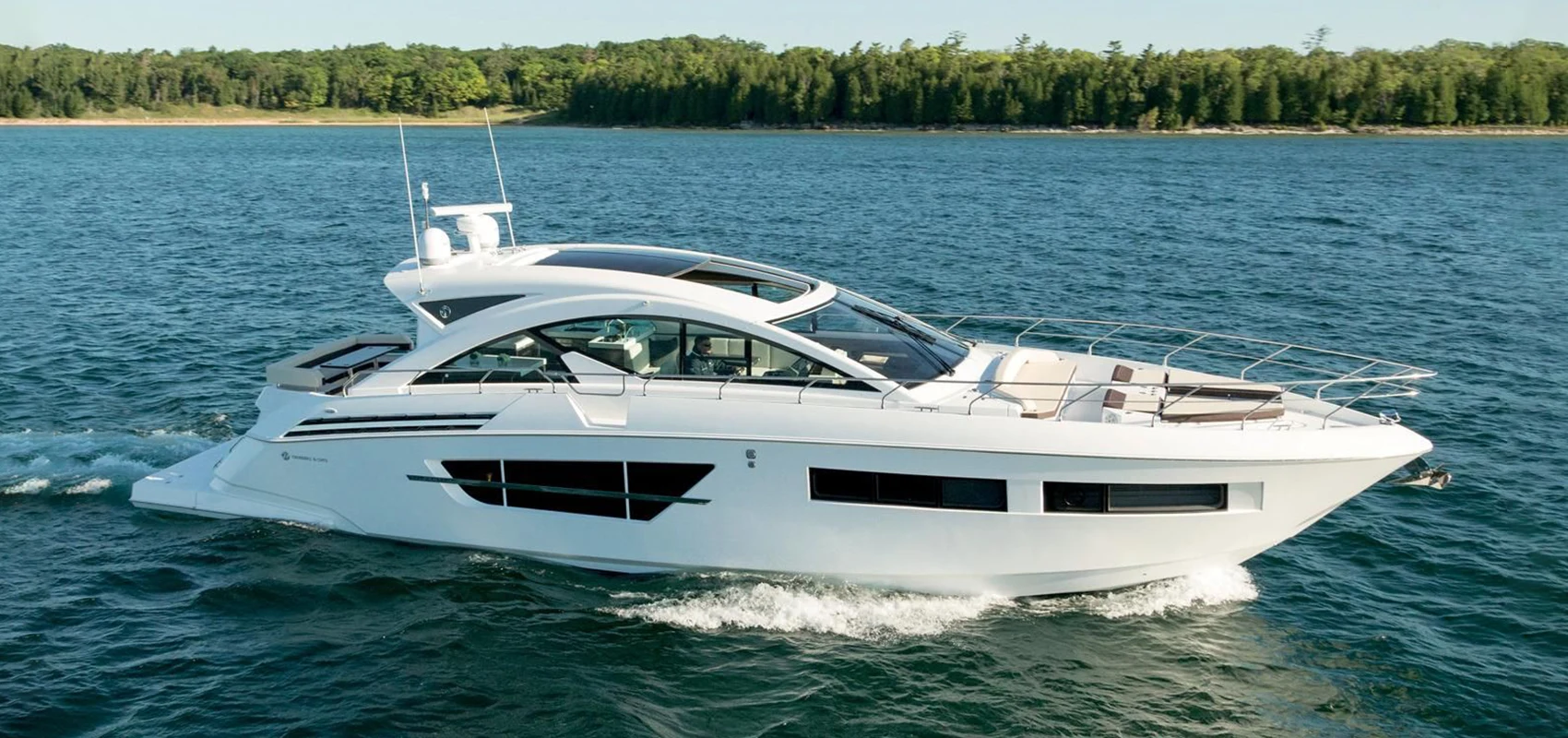 Merkmale einer kleinen Yacht.