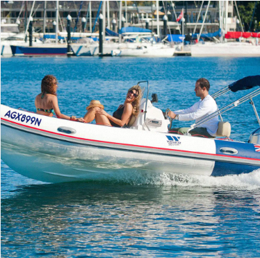 Aluminium -Rippenbootfunktionen im Wasser