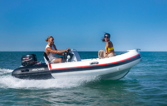 Merkmale einer kleinen Yacht fügen Rippenboot hinzu